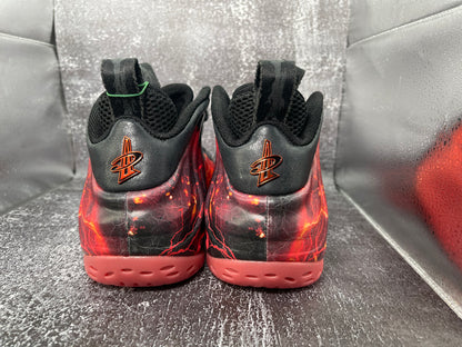 Nike Air Foamposite One PRM – Black/Bright Crimson-Off Noir