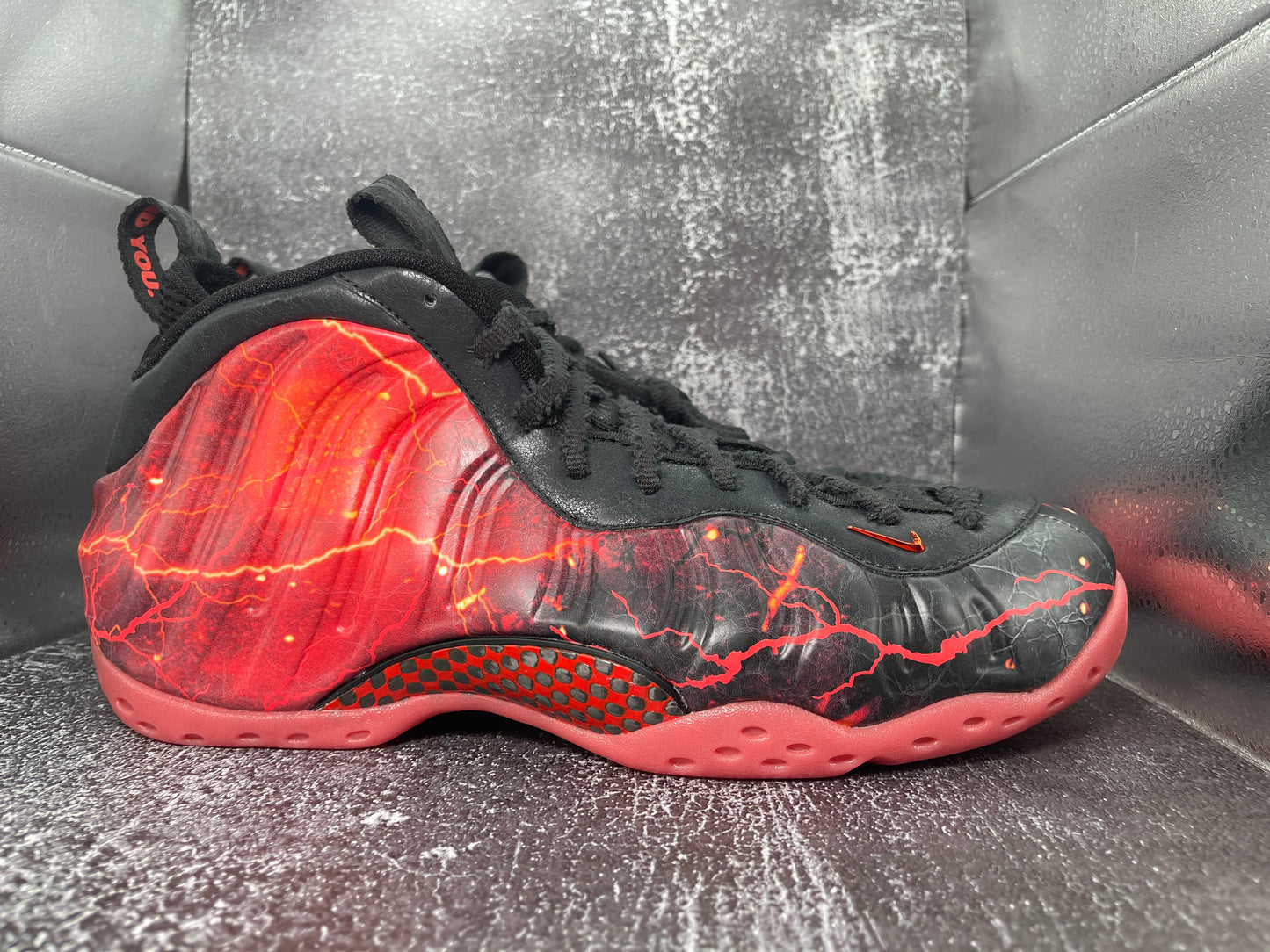 Nike Air Foamposite One PRM – Black/Bright Crimson-Off Noir