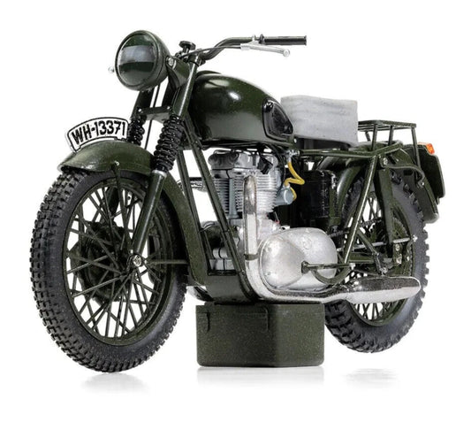 Corgi CC08501 The Great Escape Triumph TR6 Trophy 1:12 Weathered Steve McQueen